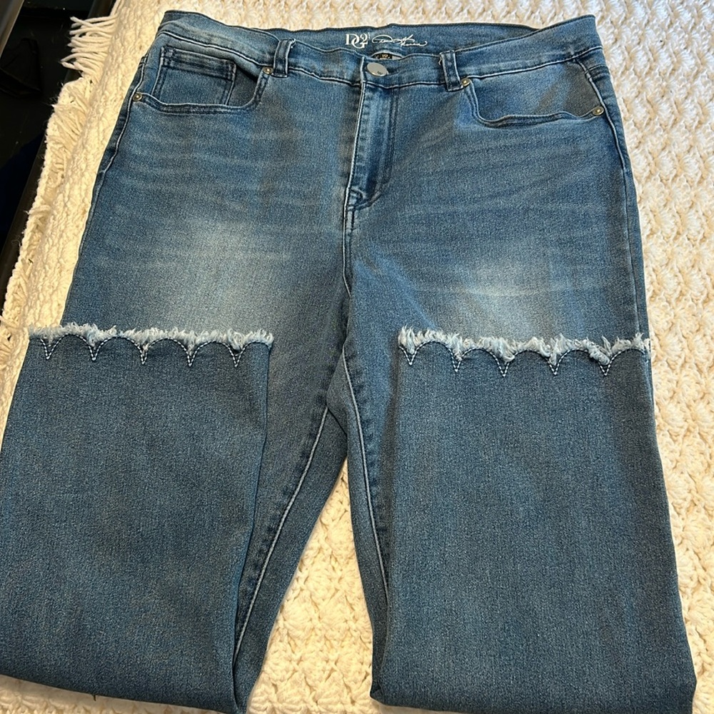 DG2 Diane Gilman stretchy midwash cropped denim with scalloped hem.